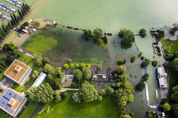 Une vue aerienne montre l&#039;eau du lac de Bienne (Bielersee) qui entoure le port et le parc Pres-de-la-Rive (Strandboden) lors de la montee de l&#039;eau du lac de Bienne suite aux fortes precipita ...