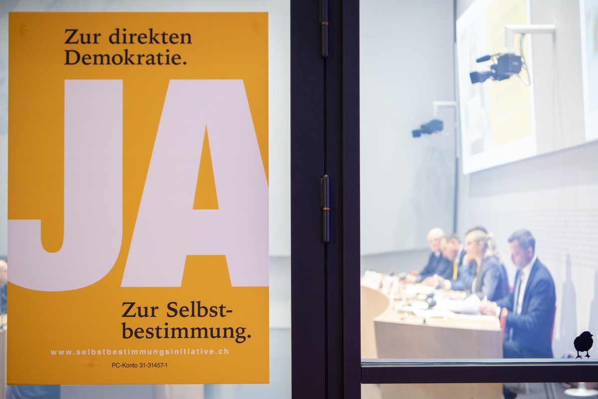 Plakate fotografiert waehrend einer Medienkonferenz des Komitees "Ja zur Selbstbestimmung", am Dienstag, 2. Oktober 2018 in Bern. (KEYSTONE/Anthony Anex)