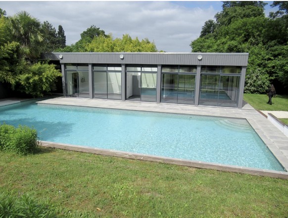 Das Poolhaus und der Pool in Karl Lagerfelds Villa in Paris.