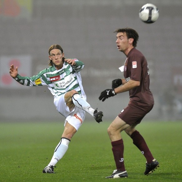 Le joueur St Gallois Michael Lang, gauche, lutte pour le ballon avec le joueur Genevois Tibert Pont, droite, lors de la rencontre de football 1/8 de finale de la coupe Suisse, entre Servette FC et FC  ...