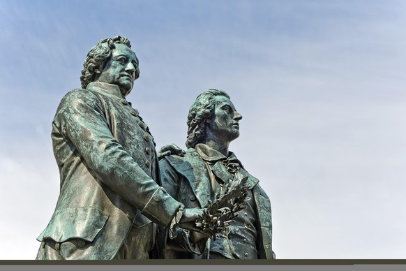 Das Goethe-Schiller-Denkmal vor dem Deutschen Nationaltheater auf dem Theaterplatz in Weimar.