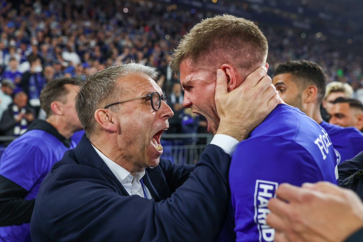 07.05.2022, Fussball, Saison 2021/2022, 2. Bundesliga, 33. Spieltag, FC Schalke 04 - FC St. Pauli, v. l. Peter Knäbel (FC Schalke 04), Simon Terodde (FC Schalke 04) Foto: Tim Rehbein/RHR-FOTO Gelsenki ...