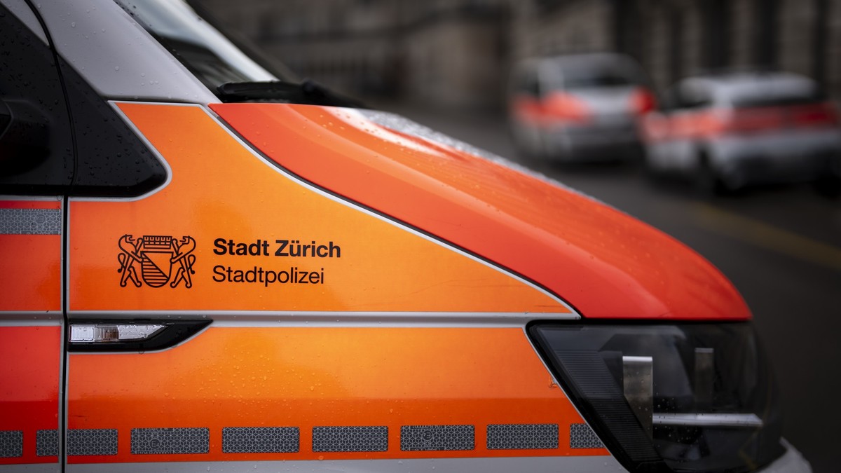 Das Logo der Stadtpolizei Zuerich auf einem Einsatzfahrzeug bei der Uraniawache fotografiert am Dienstag, 10. Januar 2026 in Zuerich. (KEYSTONE/Claudio Thoma)
