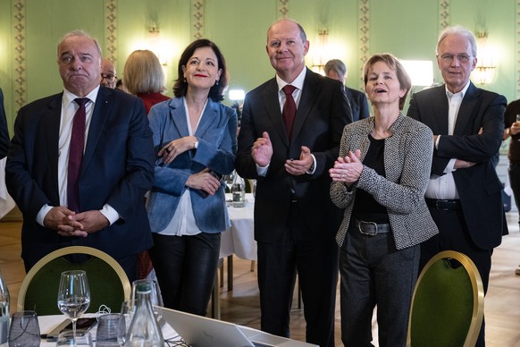 Staenderat Alex Kuprecht, SVP-SZ, Nationalraetin Regine Sauter, FDP-ZH, Valentin Vogt, Praesident des Schweizerischen Arbeitgeberverbandes, Staenderaetin Brigitte Haeberli-Koller, Mitte-TG und Hans Ul ...