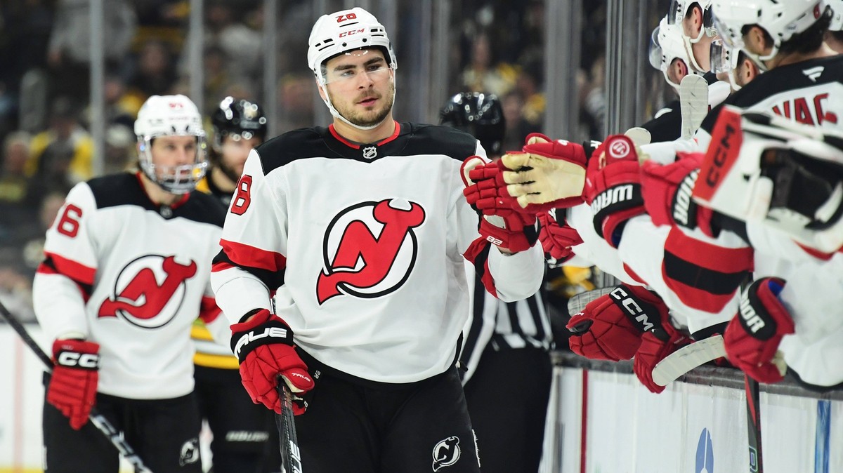 NHL, Eishockey Herren, USA New Jersey Devils at Boston Bruins Apr 15, 2025 Boston, Massachusetts, USA New Jersey Devils right wing Timo Meier 28 is congratulated by his teammates after scoring a goal  ...