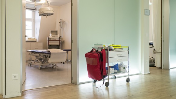 View of an examination room and an emergency trolley in the house of doctors, the medix group practice in Zuerich, Switzerland, Thursday, November 7, 2013. Nearly 30 doctors work in the group practice ...