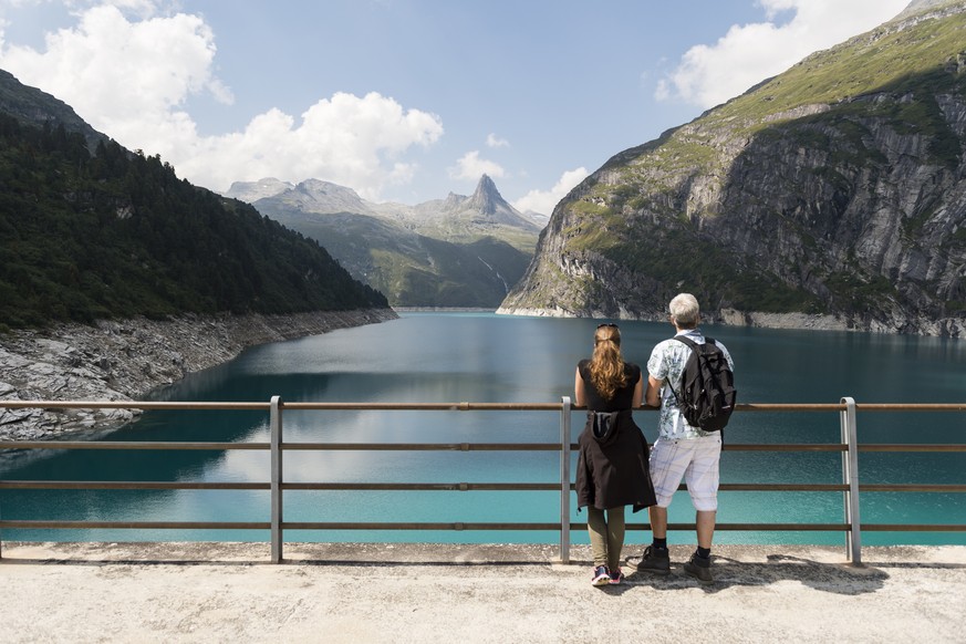 THEMENBILD EIDGENOESSISCHE ABSTIMMUNG ENERGIEGESETZ -- Touristen blicken ueber den Stausee zum Zervreilahorn (2898 Meter ueber Meer), aufgenommen am Dienstag, 11. August 2015, in Vals. Der Berg wird a ...