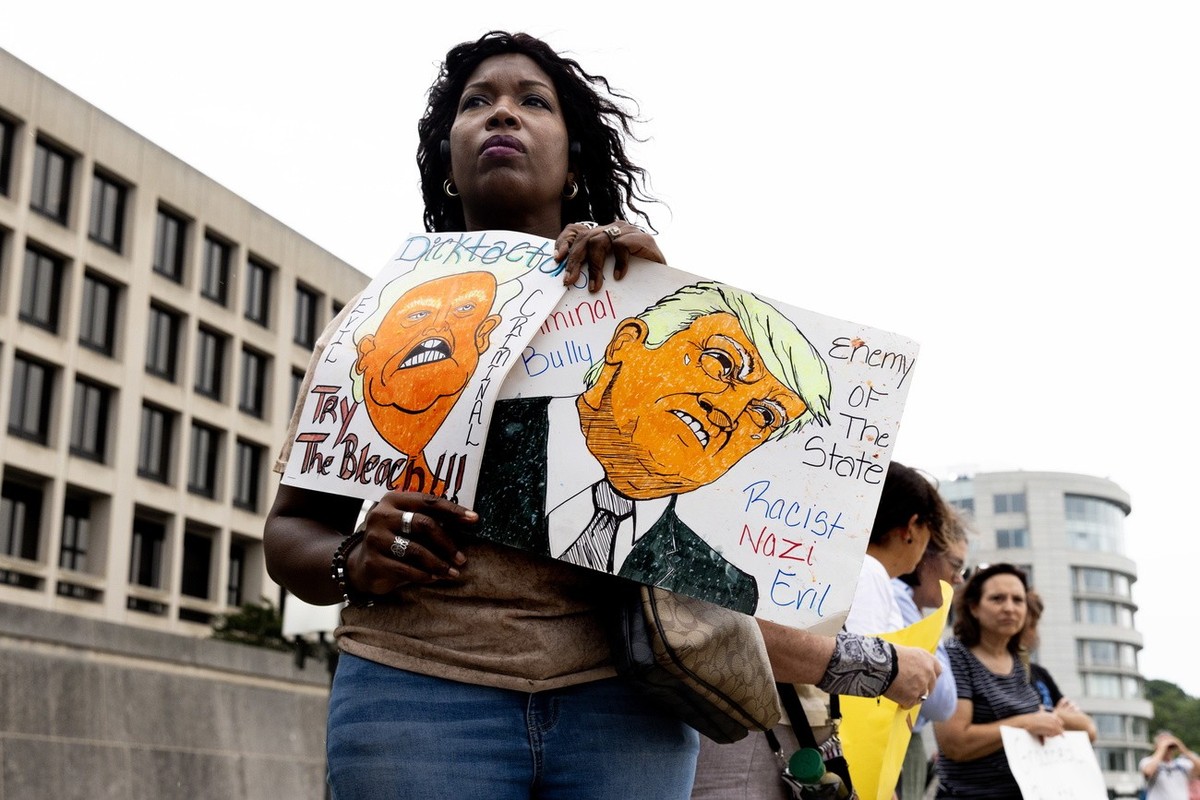 epa10783256 A small group of protesters gather outside the entrance to the E. Barrett Prettyman United States Courthouse, where Judge Tanya Sue Chutkan will arraign former US President Donald J. Trump ...