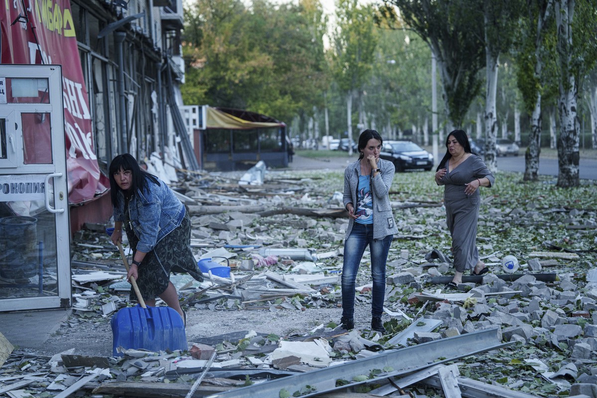 People clear the rubble in a front of a residential building heavily damaged after a Russian airstrike in Kramatorsk, Donetsk region, Ukraine, Wednesday, Sept. 25, 2024. (AP Photo/Evgeniy Maloletka)