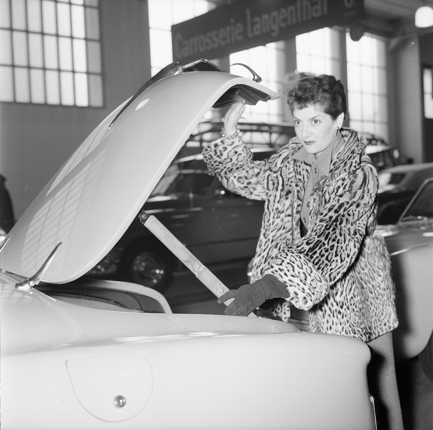 Fotograf:
Comet Photo AG (Zürich) 
Titel:
Genf, Autosalon, Alvis TC 21/100 
Beschreibung:
Frau öffnet den Kofferraum eines Autos 
Datierung:
1954 
Enthalten in:
Autosalon Genf, 1954