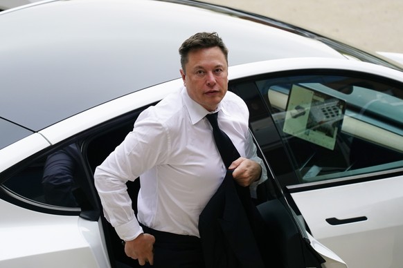 Elon Musk arrives at the justice center in Wilmington, Del., Tuesday, July 13, 2021. Musk took to a witness stand Monday to defend his company&#039;s 2016 acquisition of a troubled company called Sola ...