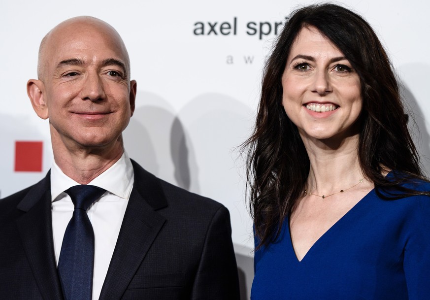 epa07271500 (FILE) - Amazon CEO Jeff Bezos (L) and his wife MacKenzie Bezos attend the Axel Springer Award 2018, in Berlin, Germany, 24 April 2018 (reissued 09 January 2019). According to media report ...