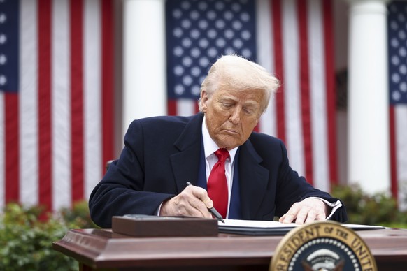 epaselect epa12006131 US President Donald Trump signs an executive order implementing new reciprocal tariffs against US trading partners in the Rose Garden of the White House in Washington, DC, USA, 0 ...