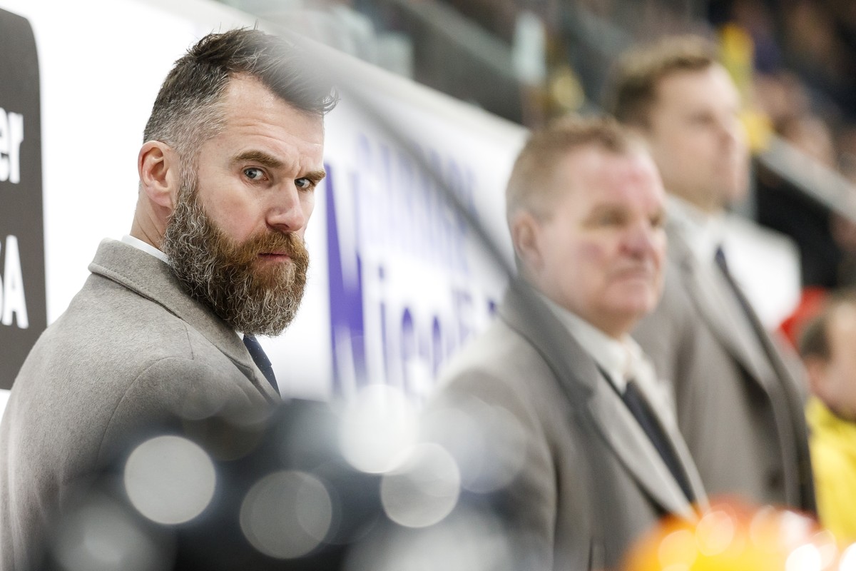 L'entraineur fribourgeois Christian Dube, lors de la rencontre du championnat suisse de hockey sur glace de National League entre le HC Fribourg-Gotteron et le Lausanne Hockey Club, LHC, ce samed ...