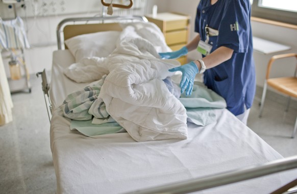 ARCHIV - ZUR WINTERSESSION 2019 MIT DEM THEMA PFLEGEINITIATIVE, STELLEN WIR IHNEN FOLGENDES BILDMATERIAL ZUR VERFUEGUNG - A clinic employee changes a patient&#039;s bedlinen at the intensive care unit ...