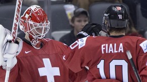 Goalie Descloux und Torschütze Fiala.