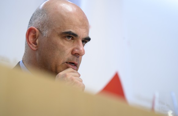 Bundesrat Alain Berset spricht waehrend einer Medienkonferenz ueber die neusten Entscheide des Bundesrates zur Coronavirus-Pandemie, am Freitag, 24. September 2021, im Medienzentrum Bundeshaus in Bern ...