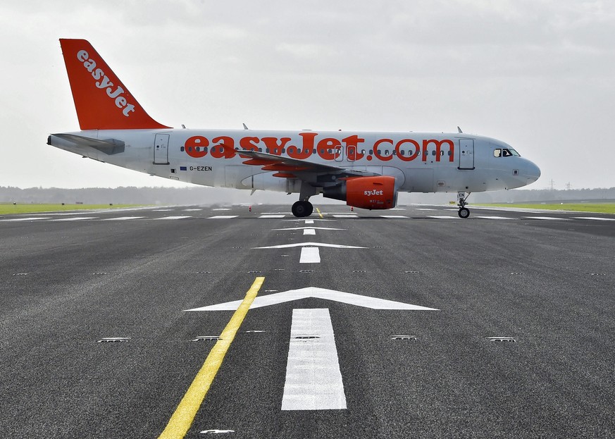 Ein Airbus A319 von Easyjet auf dem Rollfeld des Berliner Flughafens Schönefeld (2015).