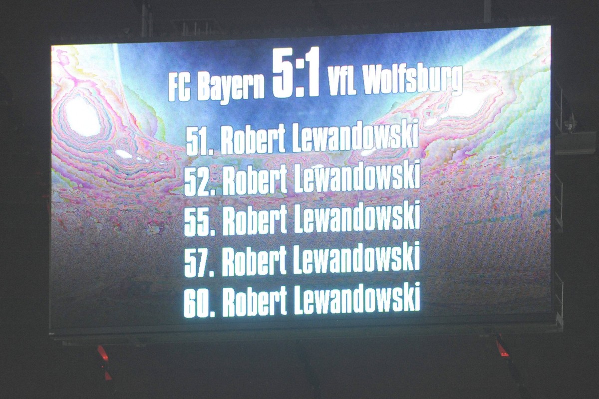 Videowand,Anzeigetafel mit dem 5 fachen Torschuetzen Robert LEWANDOWSKI (Bayern Muenchen). Fussball 1. Bundesliga, 6. Spieltag,FC Bayern Muenchen-VFL Wolfsburg 5-1 am 22.09.2015 in Muenchen/ Deutschla ...