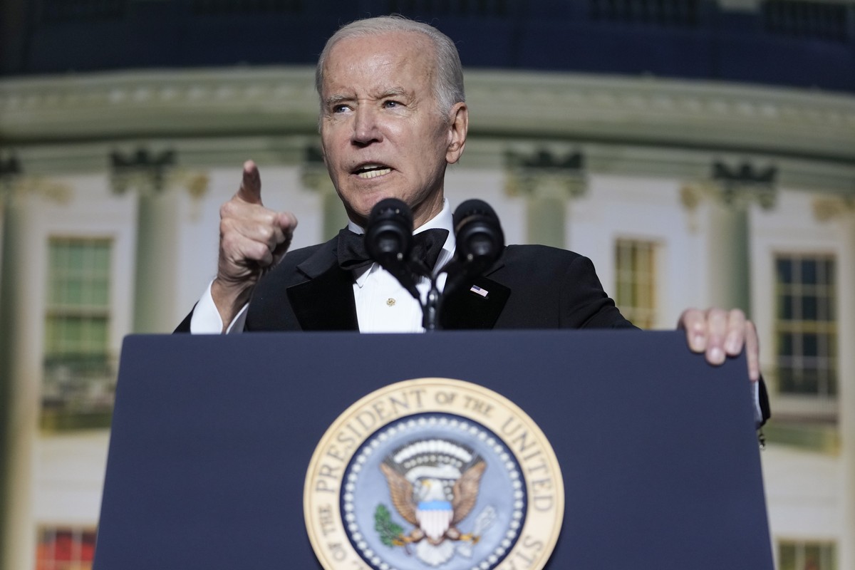Joe Biden portant un smoking et un noeud papillon, lors d'un événement mondain à Washington.