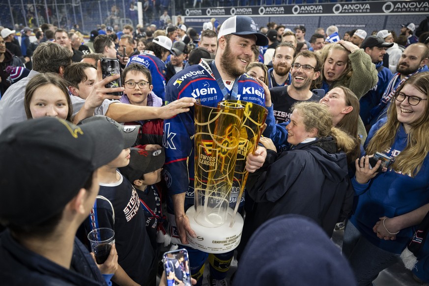 Kloten&#039;s Niki Altorfer jubeln mit den Fans und dem Pokal nach ihrem Sieg im fuenften Eishockey Playoff-Finalspiel der Swiss League zwischen den EHC Kloten und dem EHC Olten am Mittwoch 20. April  ...