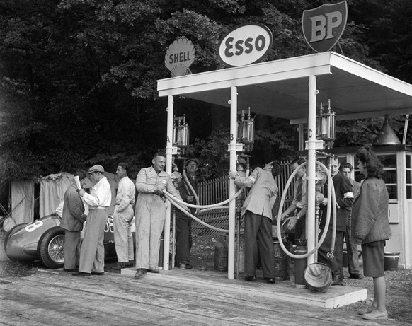 A petrol station on the racing track with company logos of Shell, Esso and BP, pictured at the Swiss Grand Prix in Bremgarten, Switzerland, in June of 1947. (KEYSTONE/Photopress-Archiv/Str) === , ===  ...