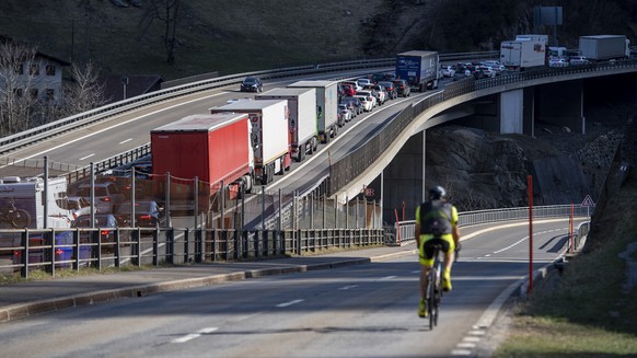 Der Osterreiseverkehr staut sich vor dem Gotthard-Tunnel zwischen Goeschenen und Amsteg auf der A2 in Richtung Sueden auf rund 2 Kilometer Laenge, am Donnerstag, 1. April 2021. (KEYSTONE/Urs Flueeler)