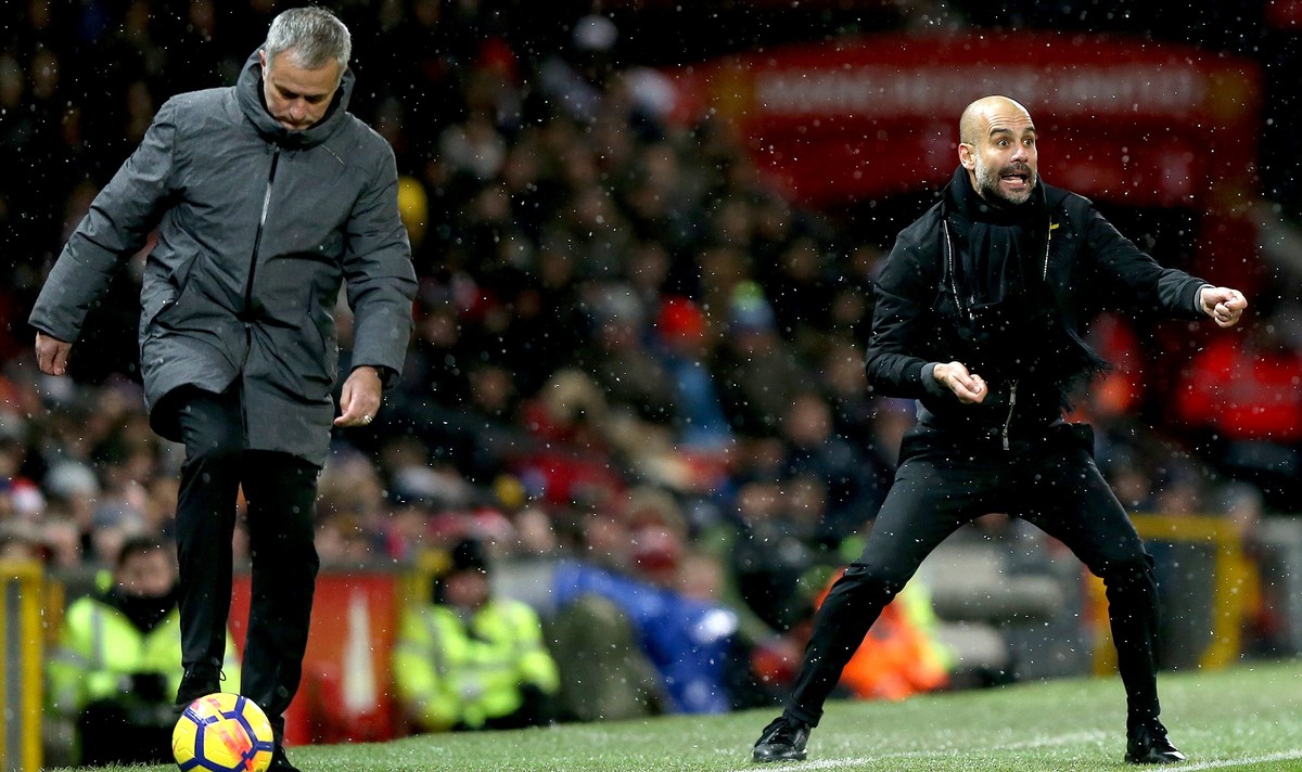 epa06381914 Manchester United's manager Jose Mourinho (L) and Manchester City's manager Pep Guardiola (R) during the English premier league soccer match between Manchester united and Manches ...