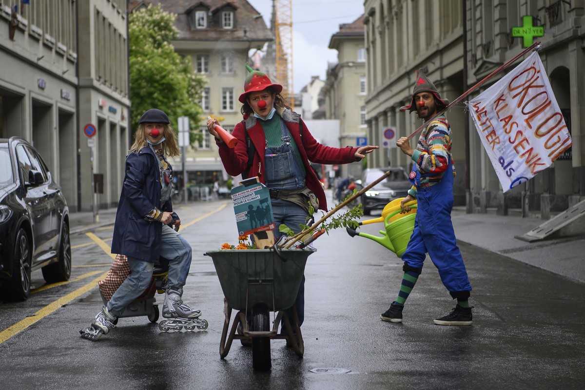 Drei Clowns protestieren auf der Strasse, waehrend der Aktion ''Strike for Future'', am Freitag 21. Mai 2021, in Bern. Zum ''Strike for Future'' haben die Beweg ...