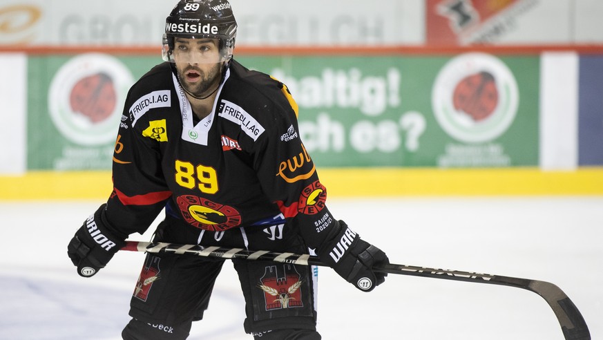 Berns Cory Conacher im zweiten Spiel der Eishockey Pre-Playoff Serie der National League zwischen dem SC Bern und HC Davos, am Freitag, 9. April 2021 in der Postfinance Arena in Bern. (KEYSTONE/Peter  ...