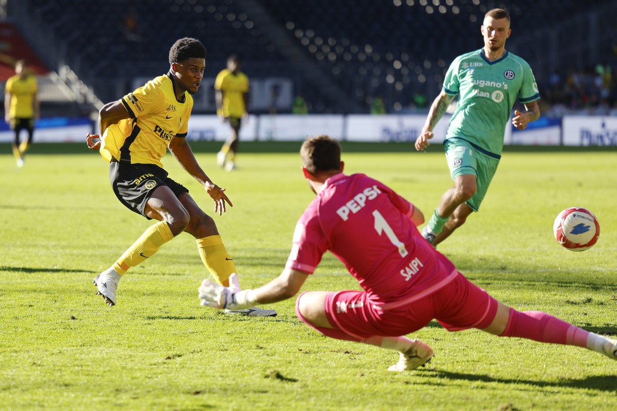 Chris Bedia (YB) erzielt das Tor zum 3-1 gegen Torhueter Amir Saipi (LUG) im Super League Spiel zwischen dem BSC Young Boys und dem FC Lugano, am Sonntag, 31. August 2025 im Stadion Wankdorf in Bern.  ...
