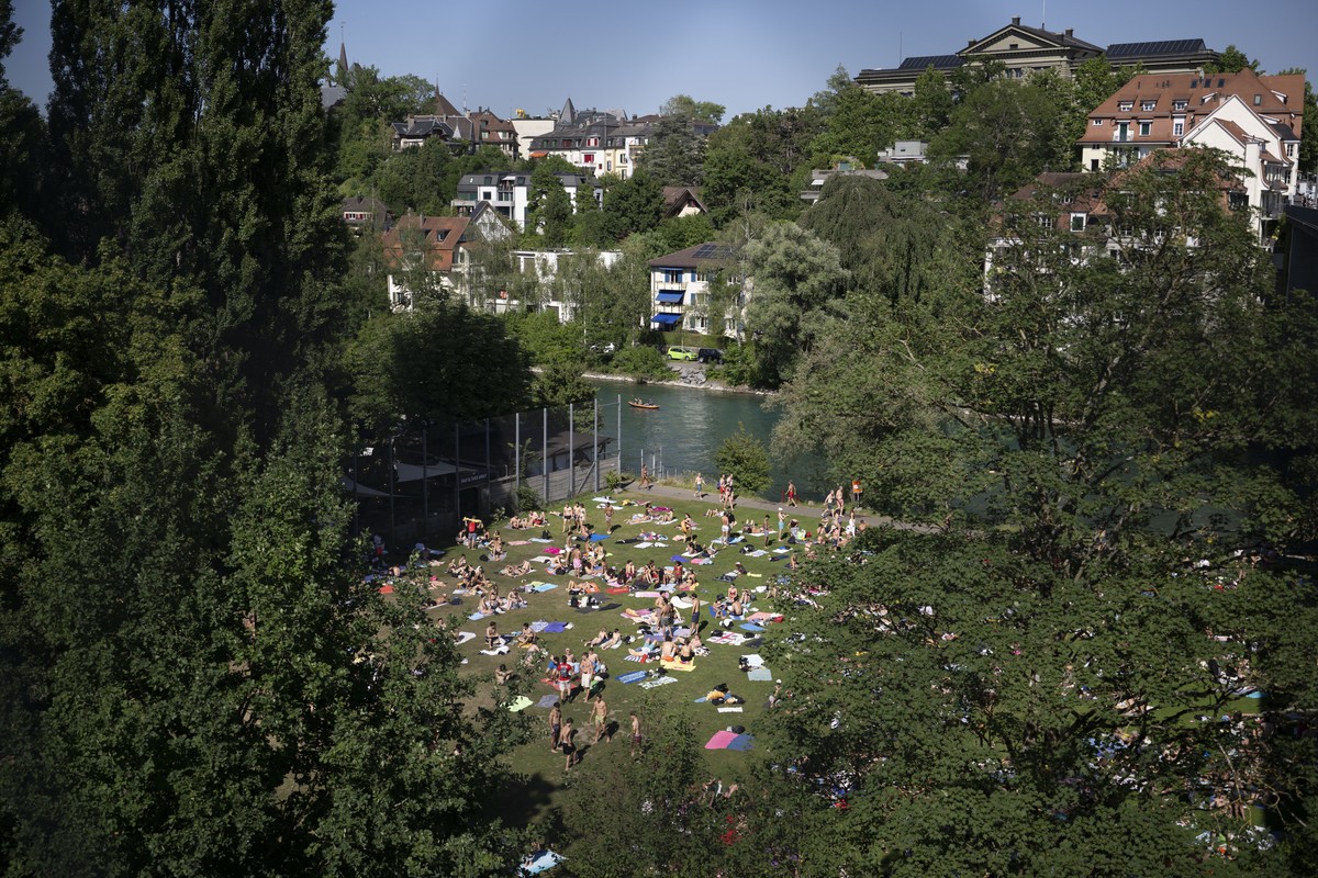 ARCHIV - ZUM SDA TEXT UEBER DAS FLUSSBADEN IN DER SCHWEIZ, STELLEN WIR IHNEN FOLGENDES BILDMATERIAL ZUR VERFUEGUNG - 
Menschen geniessen an einem Hitzetag die Sonne im Marzili, am Donnerstag, 18. Juni ...