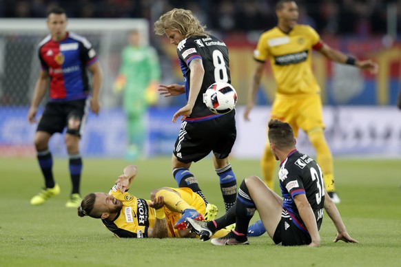 10.08.2016; Basel; Fussball Super League - FC Basel - BSC Young Boys: Miralem Sulejmani (YB) links gegen Birkir Bjarnason (Basel) mitte und Taulant Xhaka (Basel) (Christian Pfander/freshfocus)