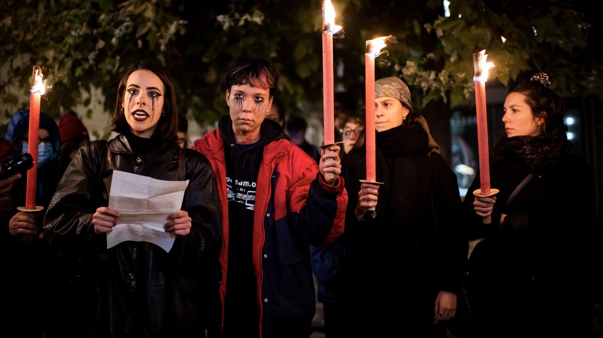 Des femmes manifestent avec des torches lors d'un rassemblement pour demander un plan national contre les violences sexistes et sexuelles suite a la 25eme victime de féminicides cette année le je ...