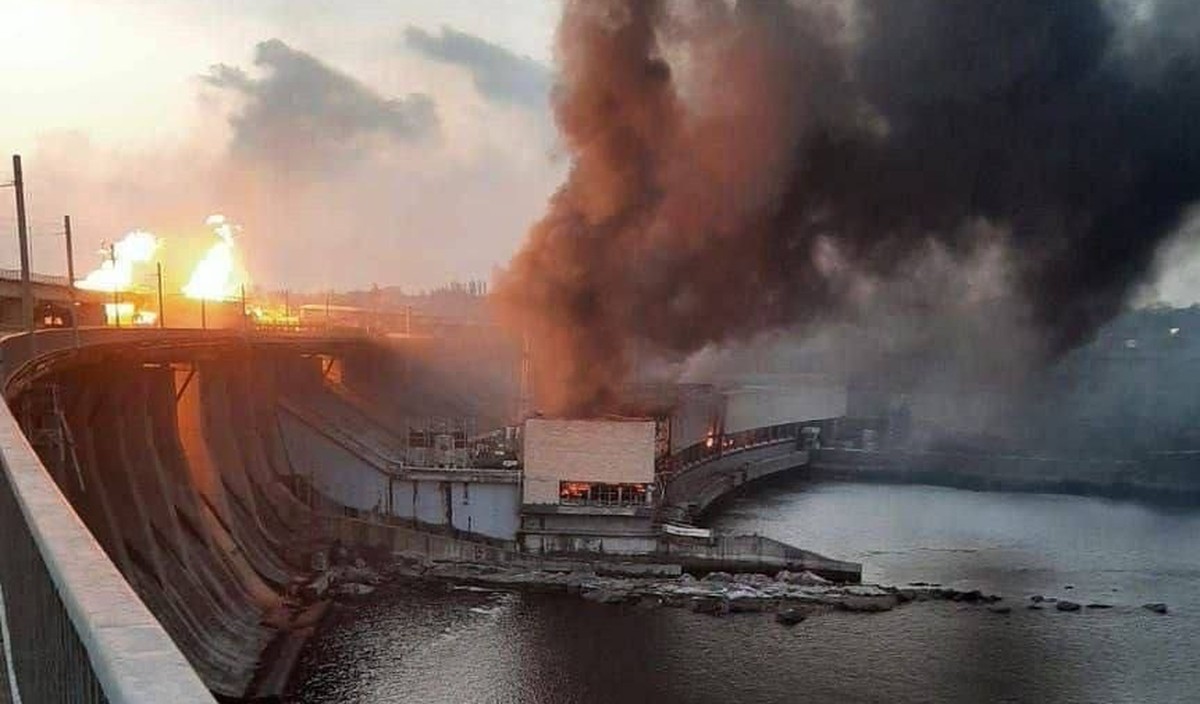 Le barrage en feu près de Zaporijjia.
