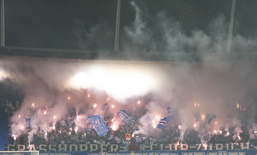 Grasshopper-Fans werfen Raketen im Stadion waehrend des Fussball Meisterschaftsspiel der Swiss Super League zwischen Grasshopper Club Zuerich, GC, und dem FC Zuerich (FCZ) vom Samstag, 5. September 20 ...