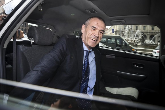 Economist Carlo Cottarelli gets in a taxi to go to the Quirinale Presidential Palace, in Rome, Monday, May 28, 2018. Italy&#039;s president Sergio Mattarella invited Cottarelli to the presidential pal ...
