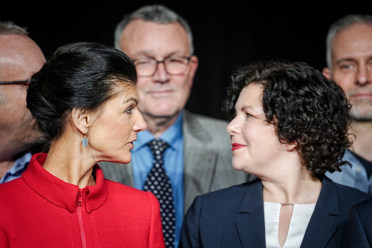 27.01.2024, Berlin: Sahra Wagenknecht (l) und Amira Mohamed Ali (l), Parteivorsitzende, nehmen am Gr