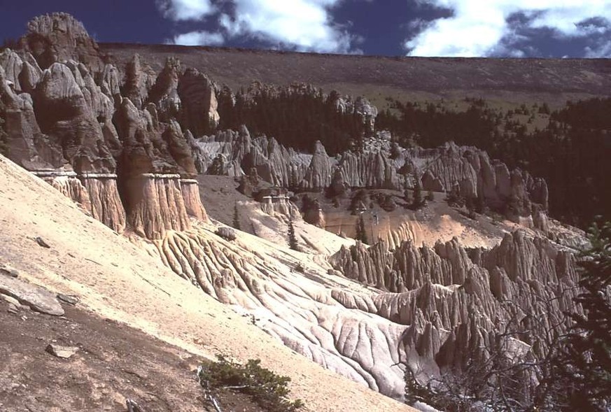 Asche-Formationen der La-Garita-Caldera
https://de.wikipedia.org/wiki/La-Garita-Caldera#/media/Datei:WheelerGACO.jpg