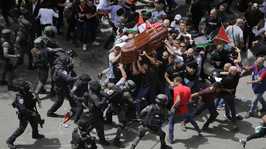Während der Beerdigung kommt es zur Eskalation zwischen Palästinensern und israelischen Sicherheitskräften. Dabei fällt der Sarg mit der getöteten Journalistin beinahe zu Boden, 13. Mai 2022.