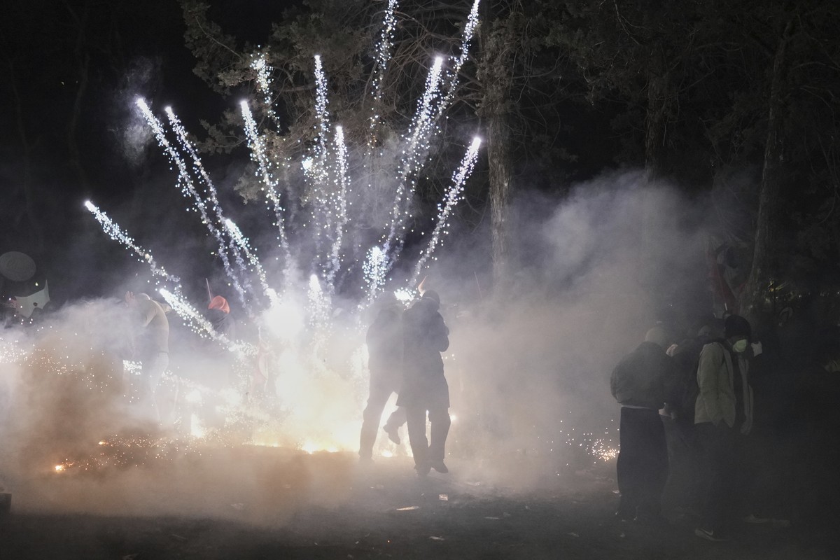 A firework launched by protesters as they clash with riot police during a protest against the arrest of Istanbul's Mayor Ekrem Imamoglu, in Istanbul, Turkey, Saturday, March 22, 2025. (AP Photo/F ...