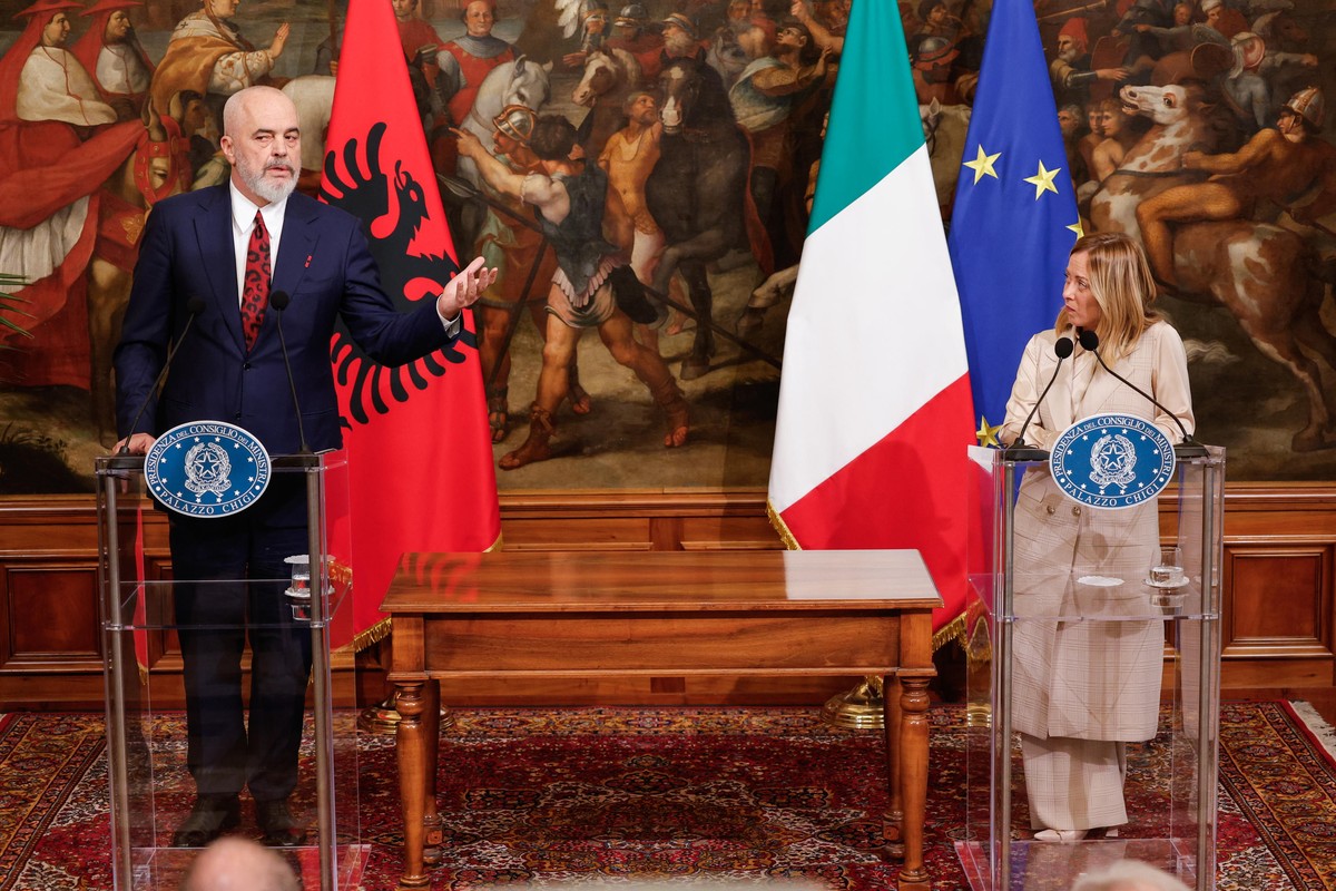 epa10960742 Italy's Prime Minister Giorgia Meloni (R) and Albania's Prime Minister Edi Rama (L) attend a press conference at Chigi Palace in Rome, Italy, 06 November 2023. EPA/GIUSEPPE LAMI