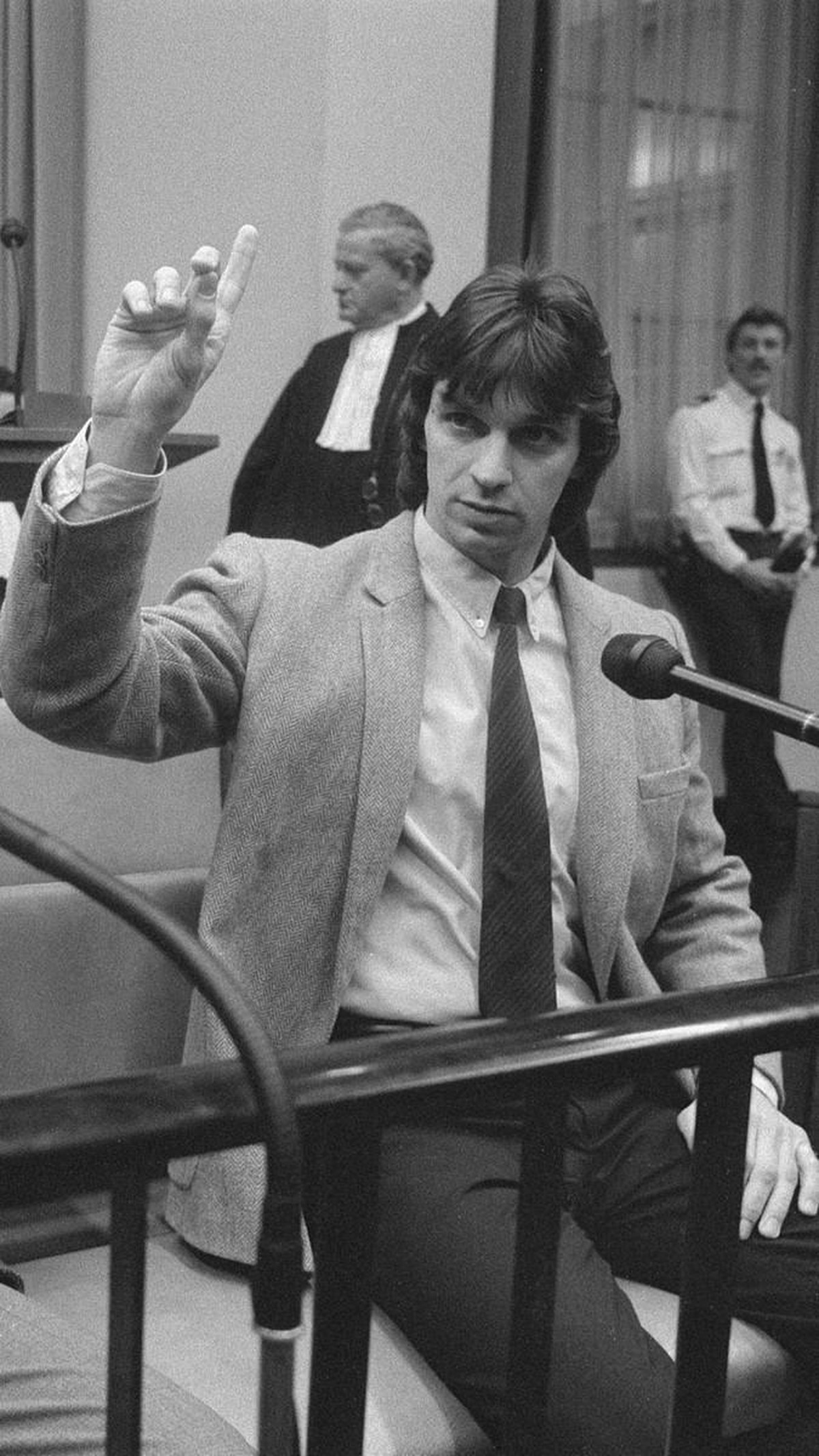 Willem Holleeder 1987 während des Heineken-Prozesses in Amsterdam.
https://nl.wikipedia.org/wiki/Willem_Holleeder#/media/Bestand:Holleeder_(cropped).jpg