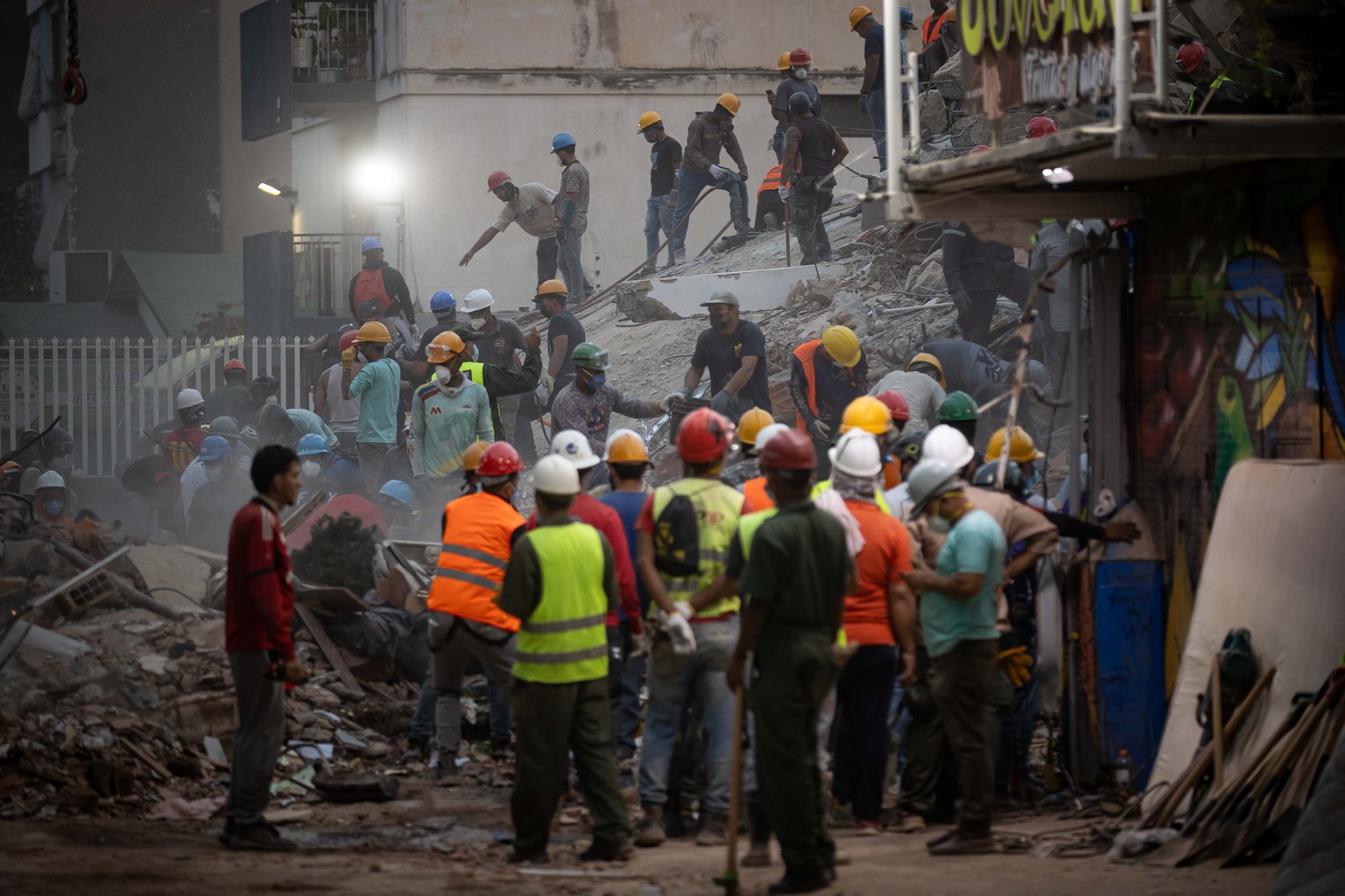 KEYPIX - epa13070049 Rescue workers conduct a search-and-rescue operation in a building damaged by the earthquakes in Caracas, Venezuela, 27 June 2026. EPA/RONALD PENA R