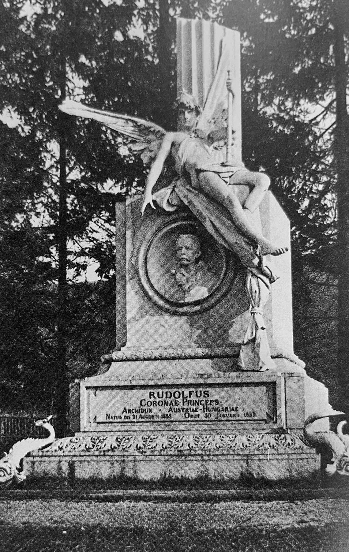 Sechs Meter hohes Monument des Schweizer Künstlers Antonio Chiattone: in Lugano angefertigt für die Korfu-Villa der Kaiserin.
https://www.geschichtewiki.wien.gv.at/Rudolfdenkm%C3%A4ler_%28Kronprinz%29