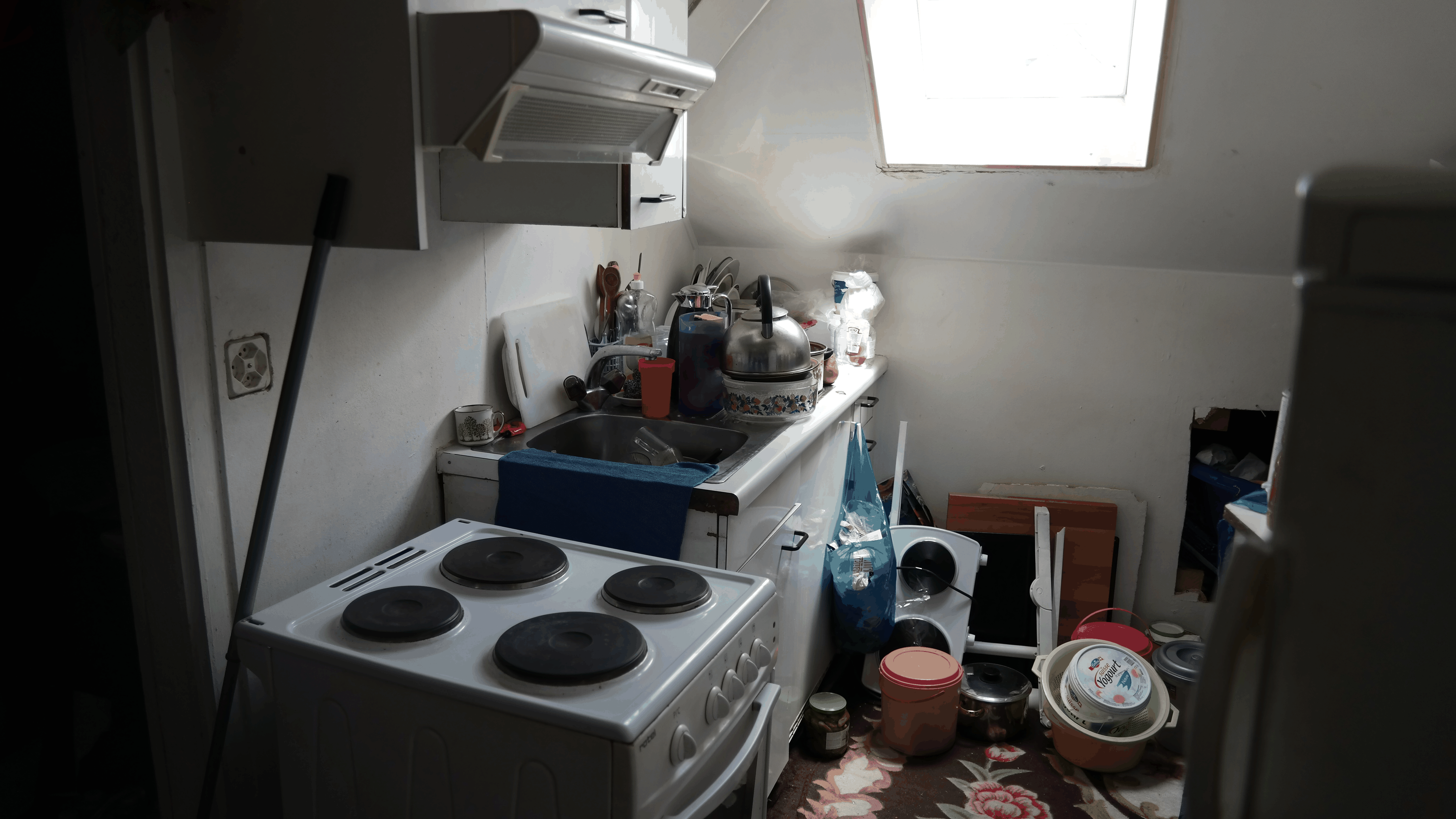 Küche der 1.5-Zimmer-Wohnung von Amal und ihrer Mutter. Kostenpunkt: 1400 Franken pro Monat.&nbsp;