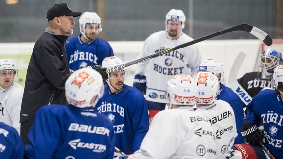 Der neue ZSC Trainer Hans Kossmann spricht im Training in der Eishalle Lido in Zuerich, aufgenommen am Freitag, 29. Dezember 2017. (KEYSTONE/Ennio Leanza)