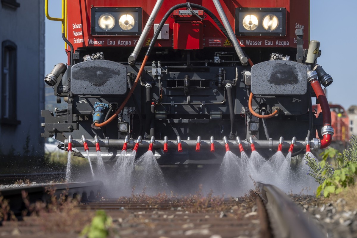 An einem Point de Presse wird mit einem Loesch- und Rettungszug demonstriert, wie die Schienen gekuehlt werden, bei der SBB Feuerwehr Intervention in Olten, am Donnerstag, 10. Juli 2025. Bei anhaltend ...