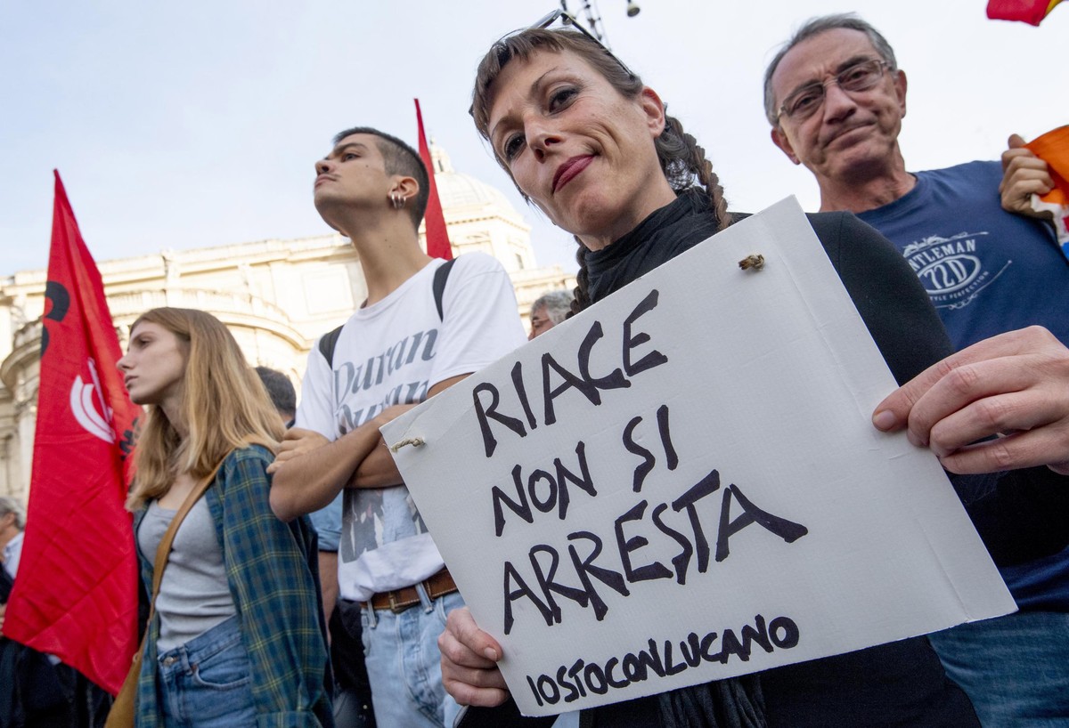 epa07064499 A demonstrator holds a banner reading 'Riace does not capture' against the arrest of Riace mayor Domenico 'Mimmo' Lucano in Rome, Italy, 02 October 2018. Riace Mayor Do ...