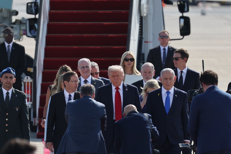 KEYPIX - epa12449897 Israeli President Isaac Herzog (L), US President Donald Trump (C), and Israeli Prime Minister Benjamin Netanyahu at Ben Gurion Airport in Tel Aviv, Israel, 13 October 2025. Accord ...